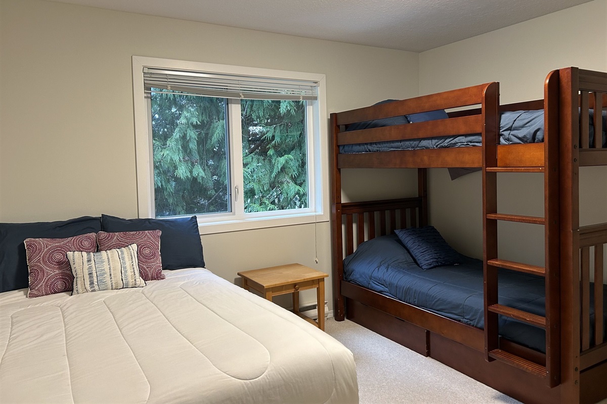 Comfy Queen and cozy single bunks