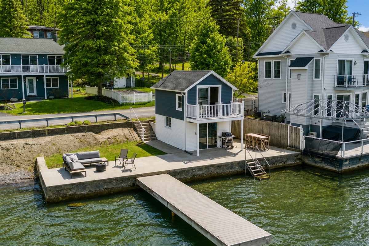 This charming lakeside cottage offers an unbeatable waterfront setting with a spacious patio, cozy fire pit, and your own dock—ideal for relaxing or entertaining. 🏡🔥🌊