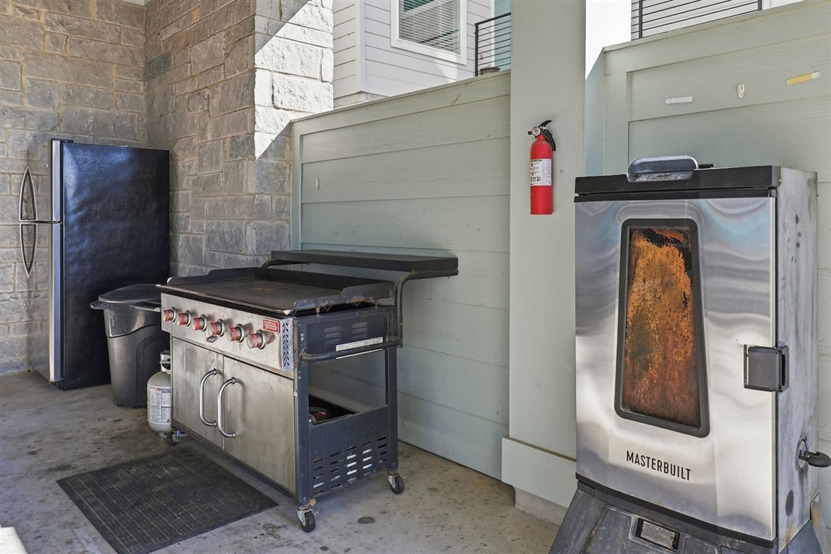Flat Top Grill & Outdoor Fridge