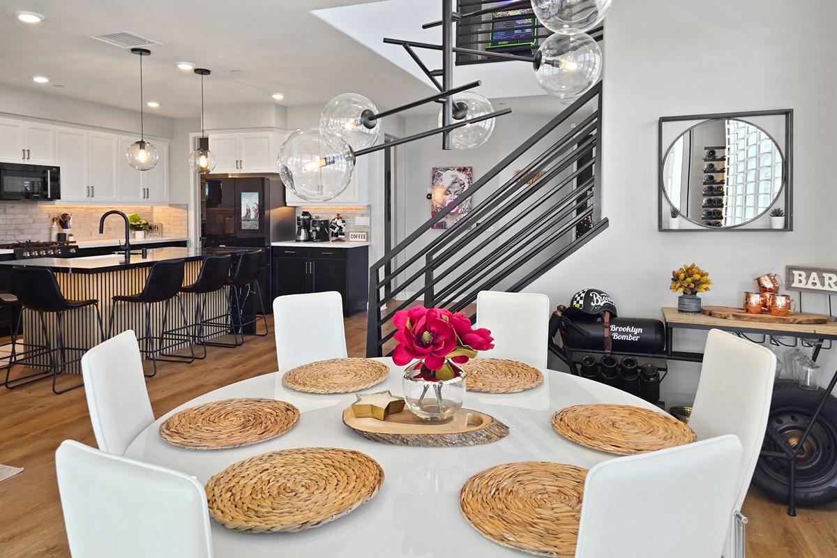 Open and seemly flow between the kitchen and dining areas.