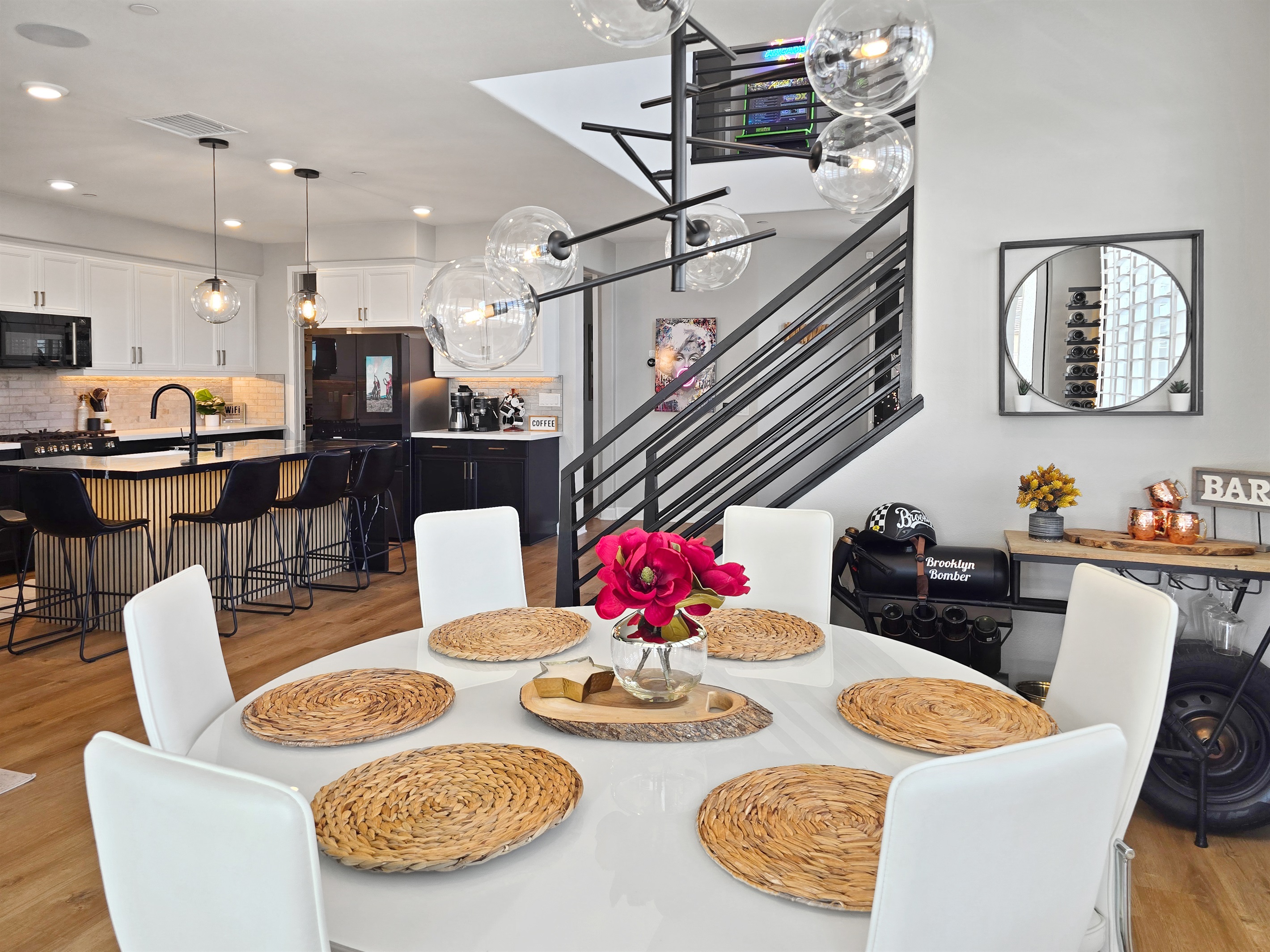 Open and seemly flow between the kitchen and dining areas.
