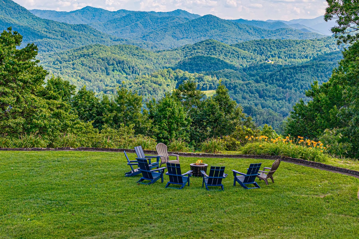 Outdoor Lounge: Gather around the fire pit for unforgettable mountain sunsets and starlit evenings!