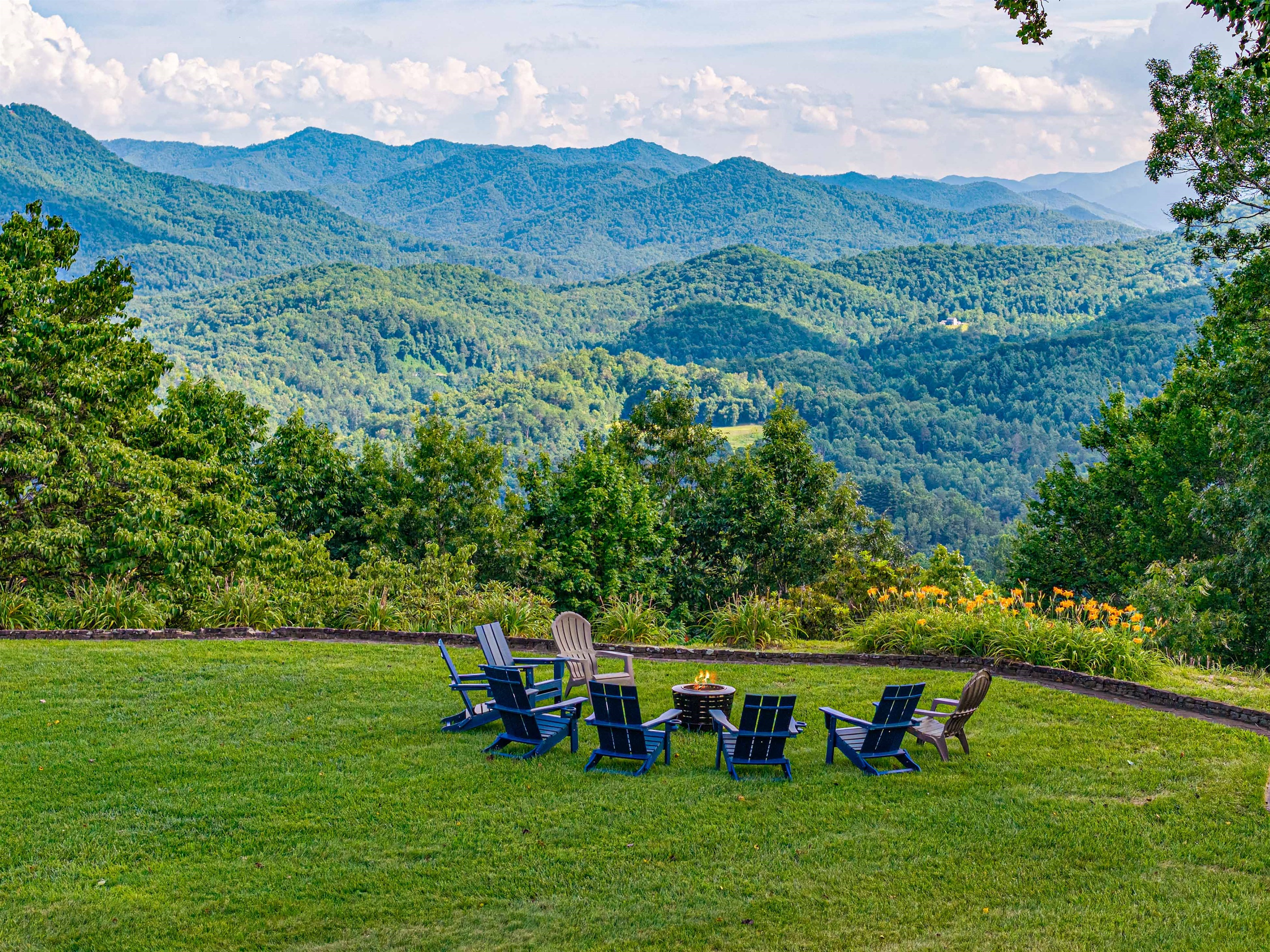 Outdoor Lounge: Gather around the fire pit for unforgettable mountain sunsets and starlit evenings!