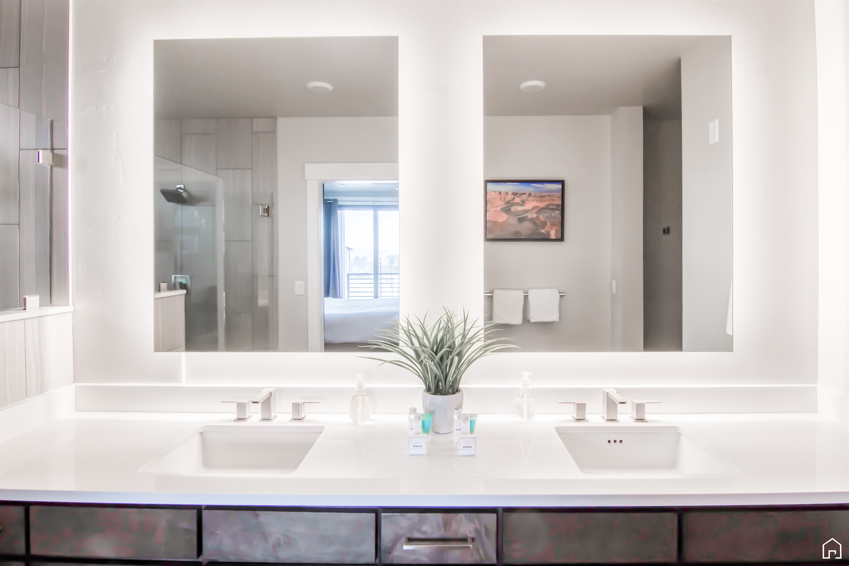 Ensuite bathroom with 2 sinks, shower and toilet