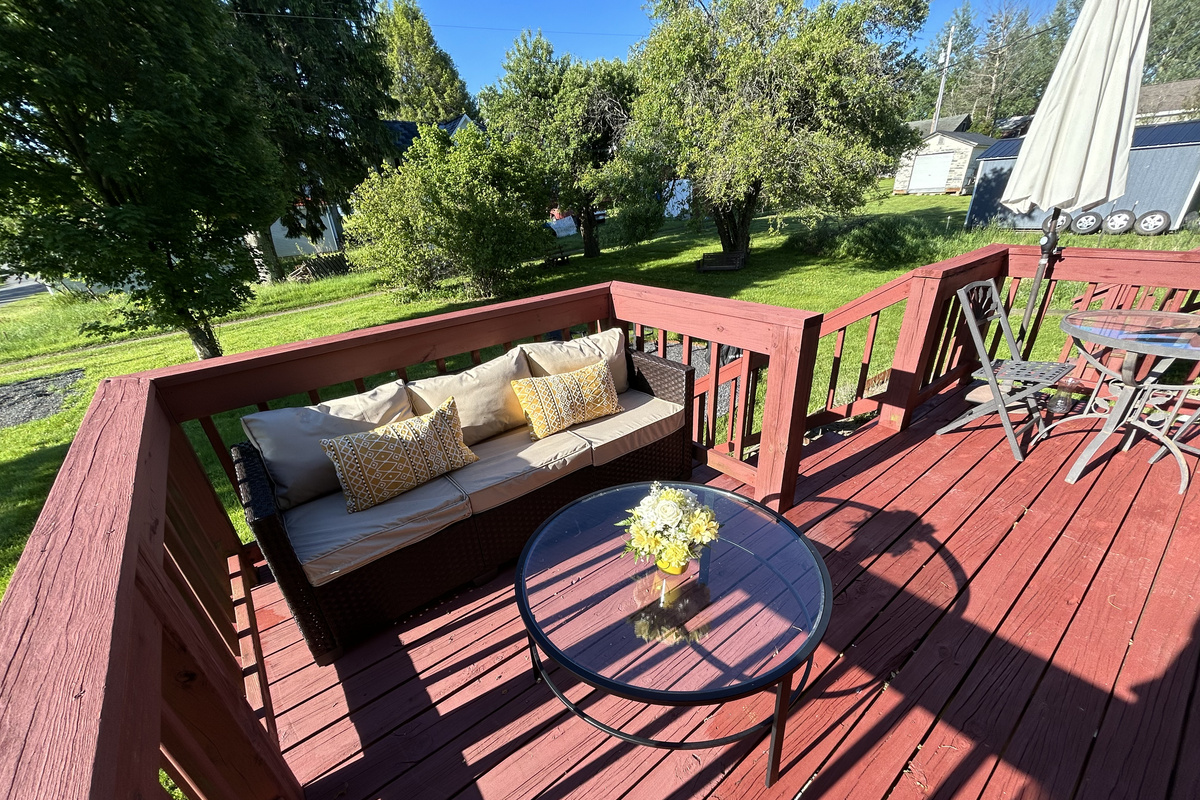 Shared Back Deck Lounge