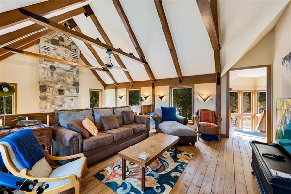 Relax in the loft. It has a new queen sleeper sofa, 50" smart TV with Netflix, Prime, and YouTube TV. We have broadband so bring your laptop to stream more. A nice quiet spot to read that book you've been meaning to get to.