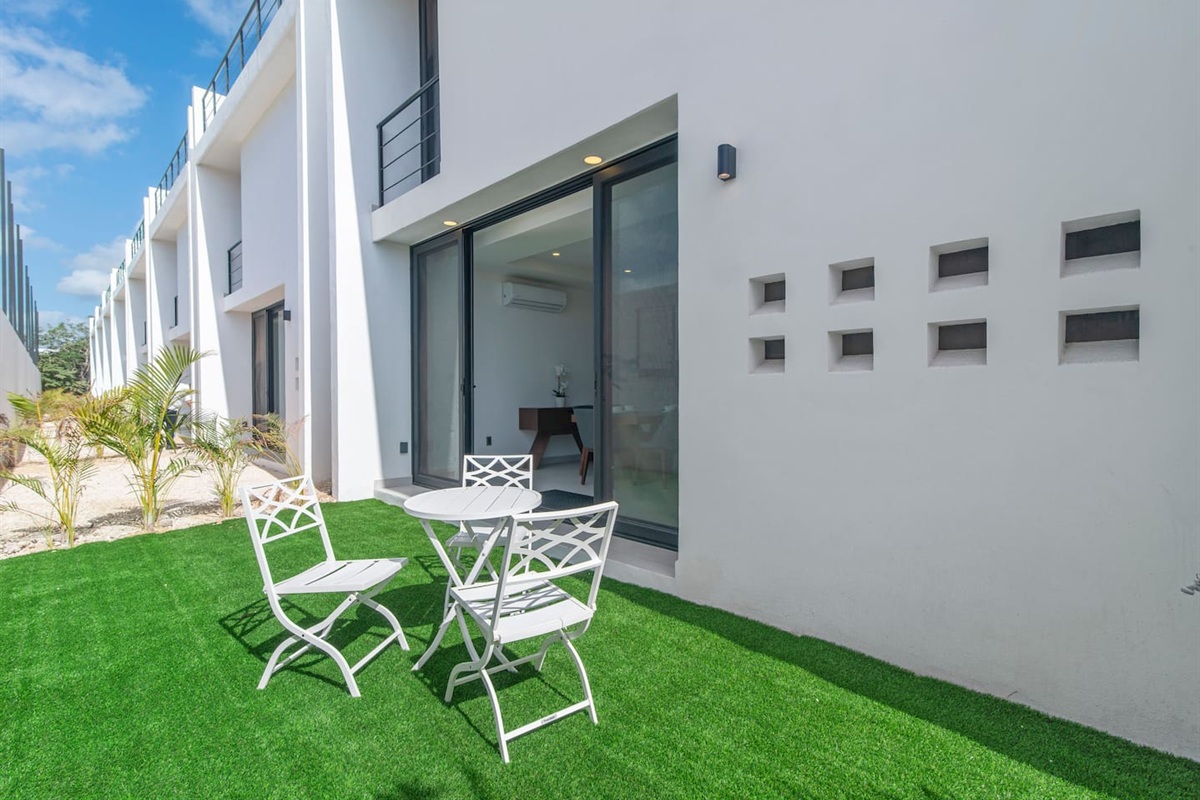 Main level backyard, walkout from the dining room 
