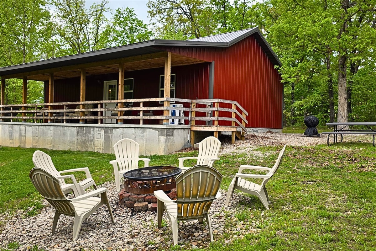 Misty Oak Lodge welcomes you with a cozy back porch, crackling firepit, and space to reconnect with nature (and each other). Whether you're sipping coffee on the porch or sharing stories under the stars, this is where memories are made.