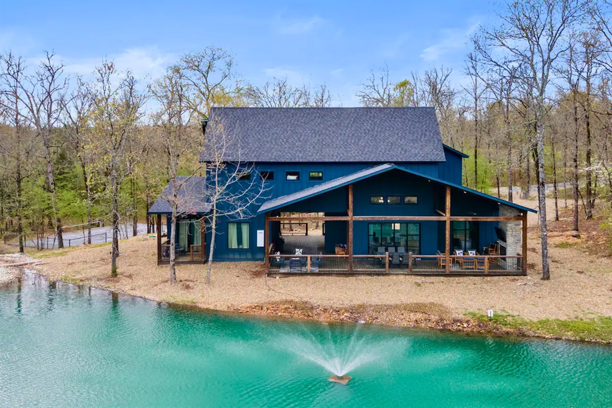 Embrace the serene waterfront vibe at this tranquil getaway, offering you the perfect blend of comfort and natural beauty.