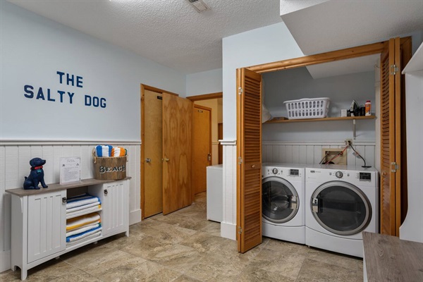 Entry way with washer/dryer