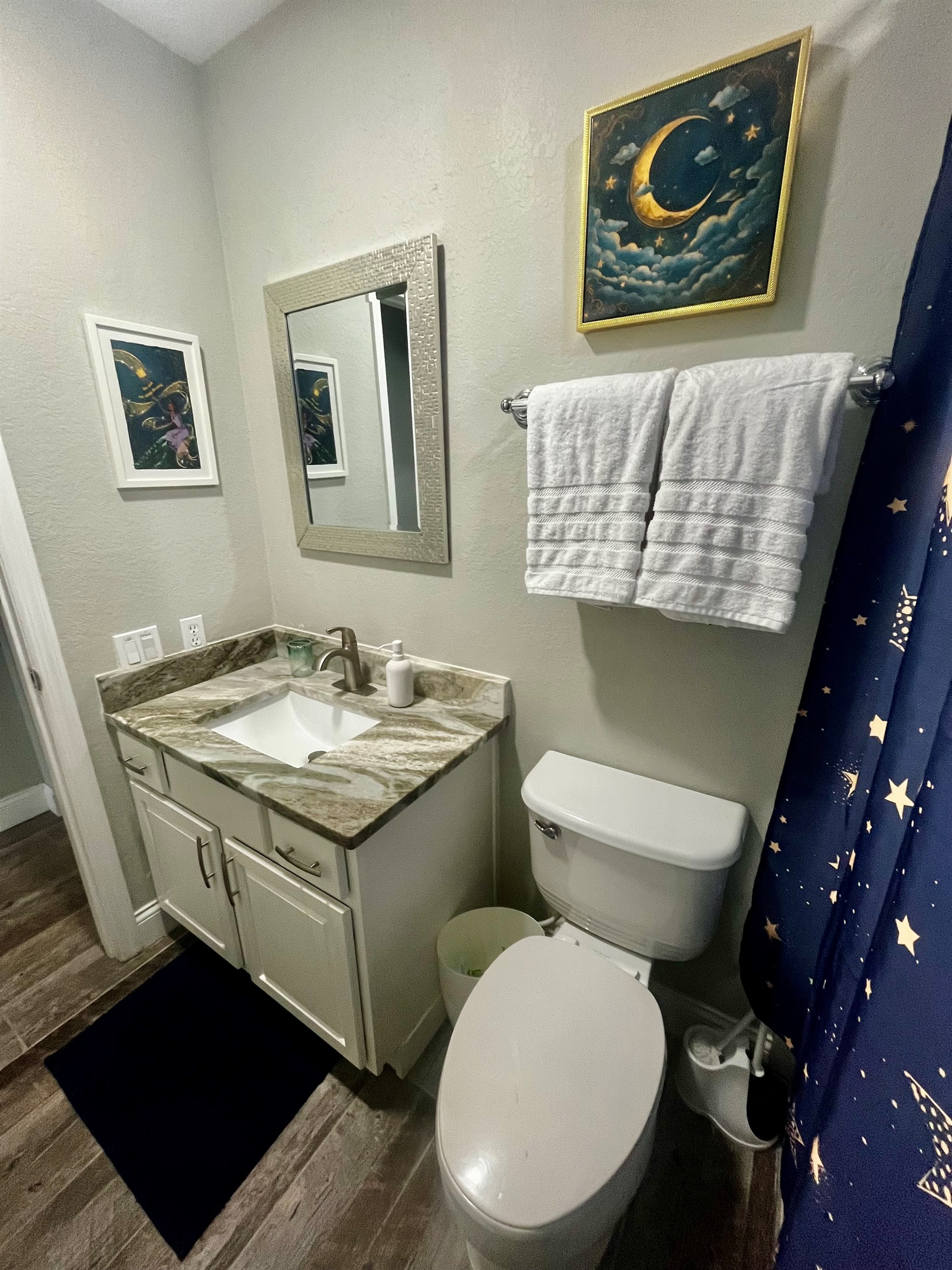 Wish Upon A Star Full Bathroom (adjacent to Royal Princess Bedroom)