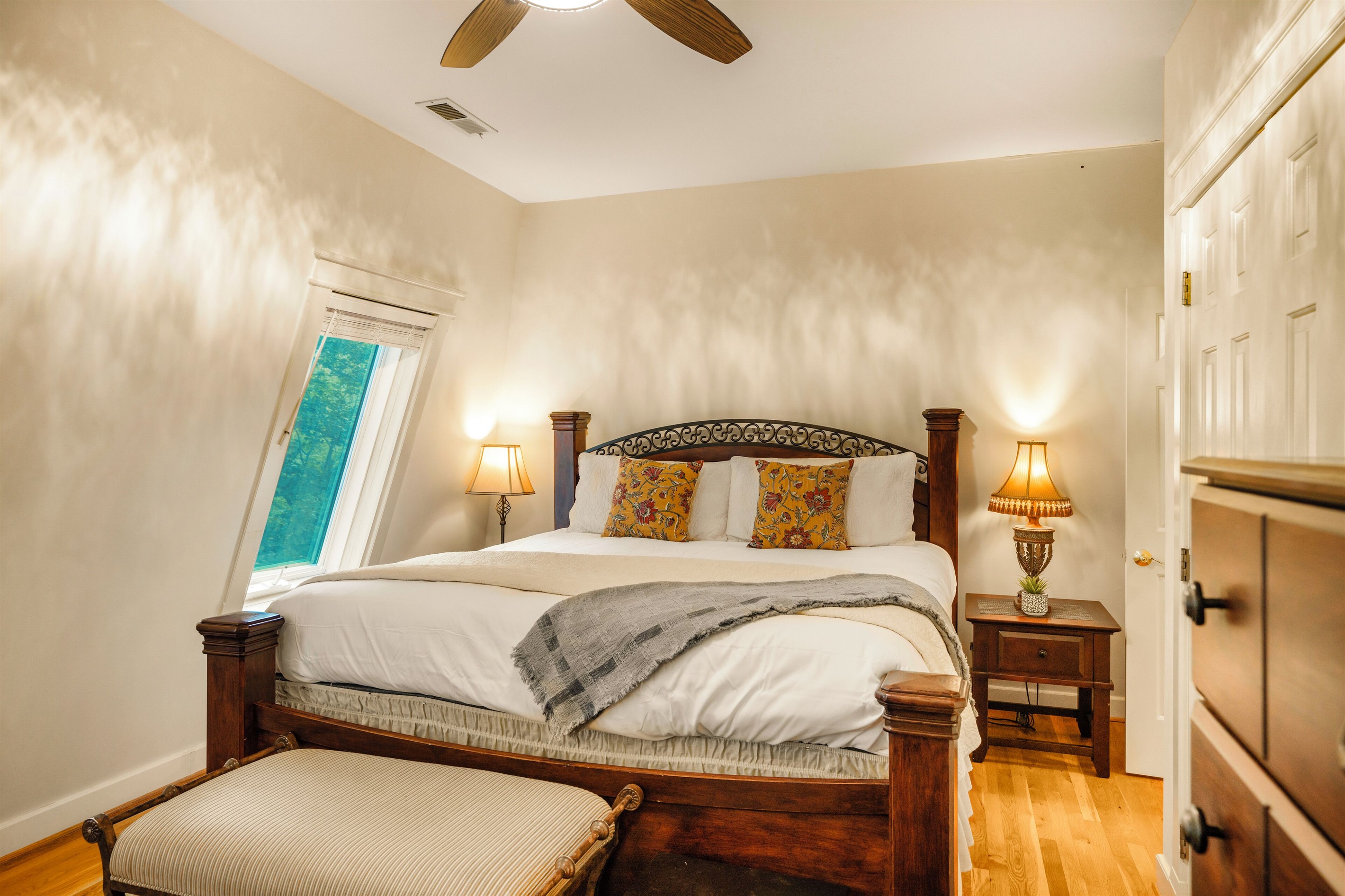 BR3: 2nd level queen bedroom
