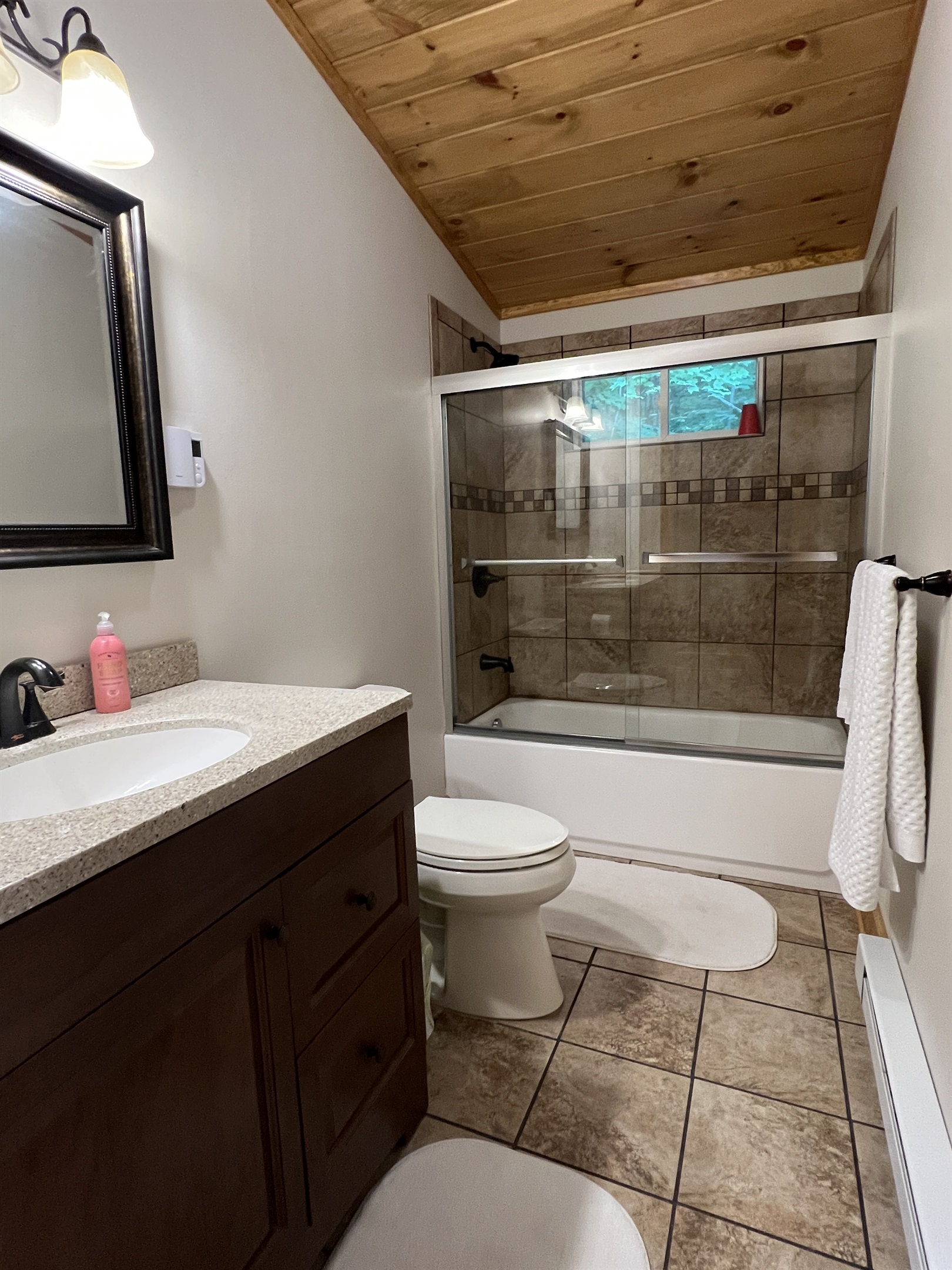 Full tub/shower bathroom in hallway between queen and twin bedrooms.