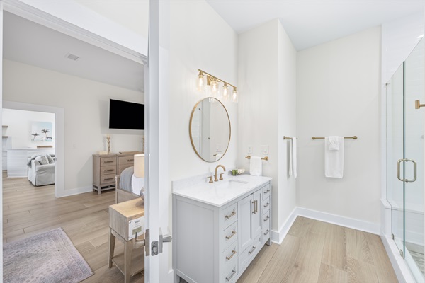 Primary en suite bath.