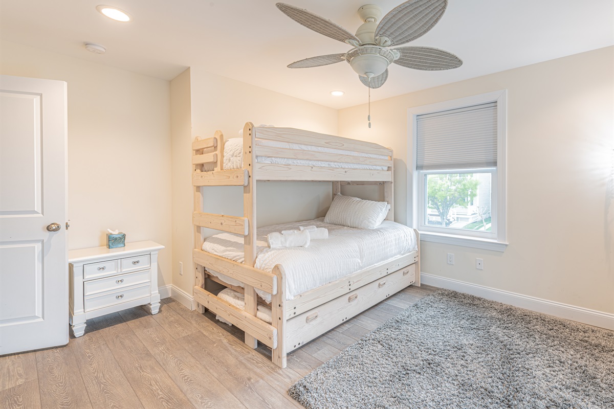 Bunk full/twin w/ trundle (sleeps 4)