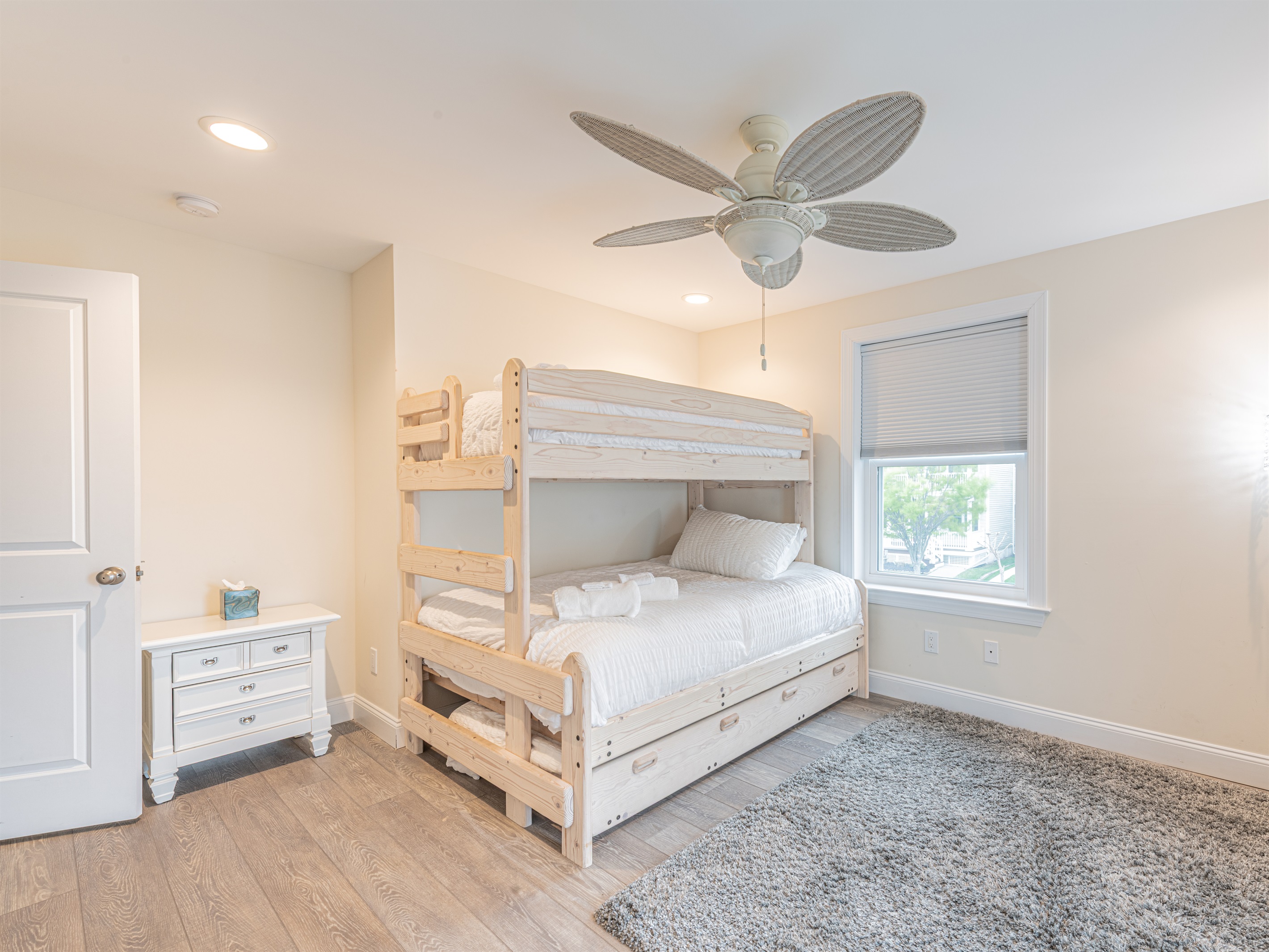 Bunk full/twin w/ trundle (sleeps 4)