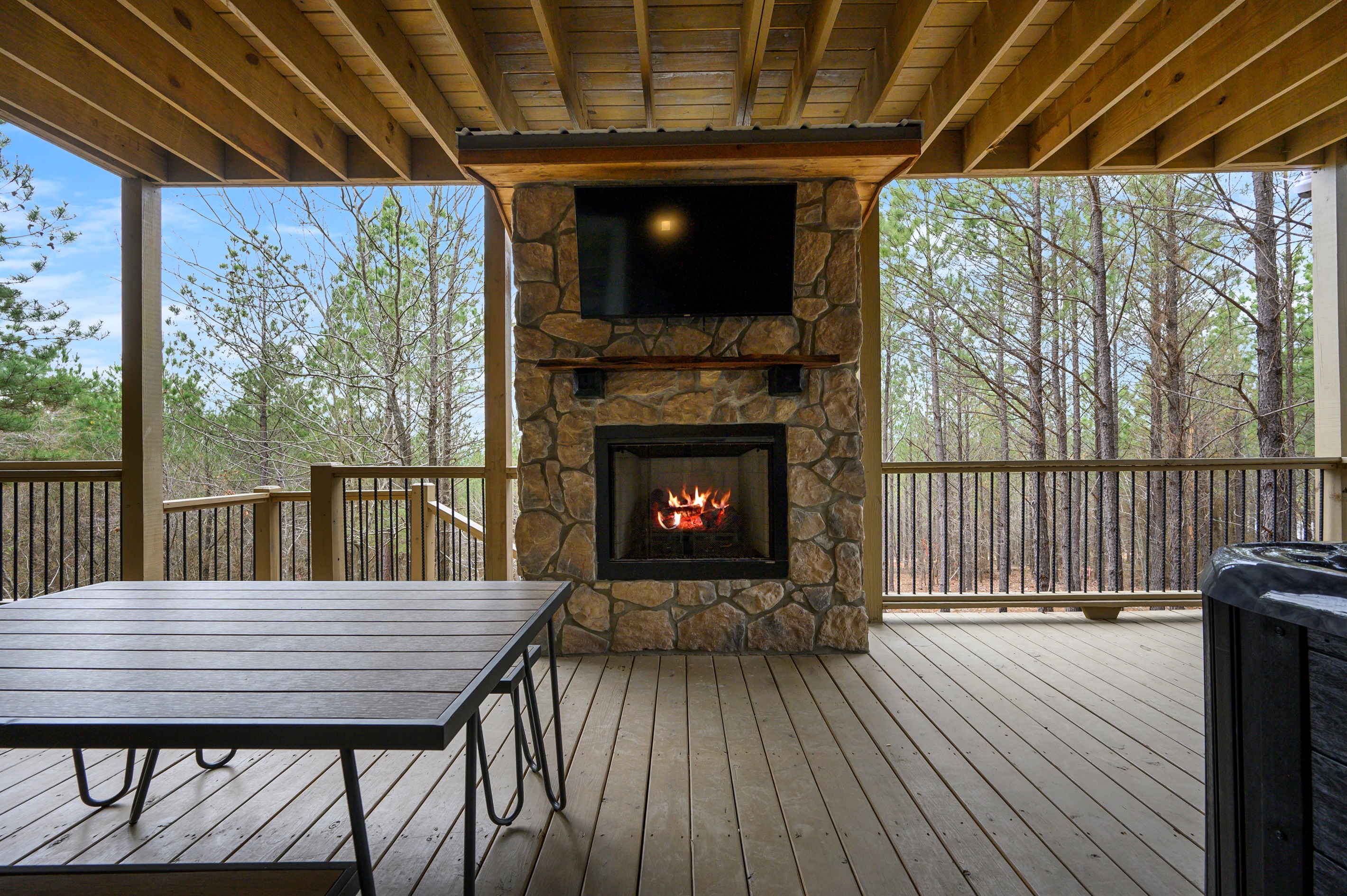A cozy fire-lit patio space with TV, designed for comfortable nights and shared moments outdoors. 🌿