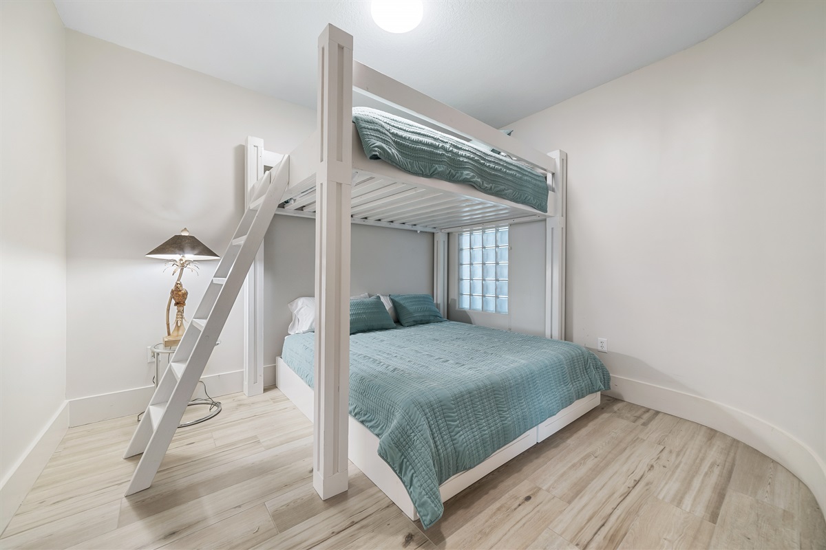 Perfect for families or groups, this bunk bed room provides a fun and functional space. The thoughtful design ensures comfort and convenience for all.