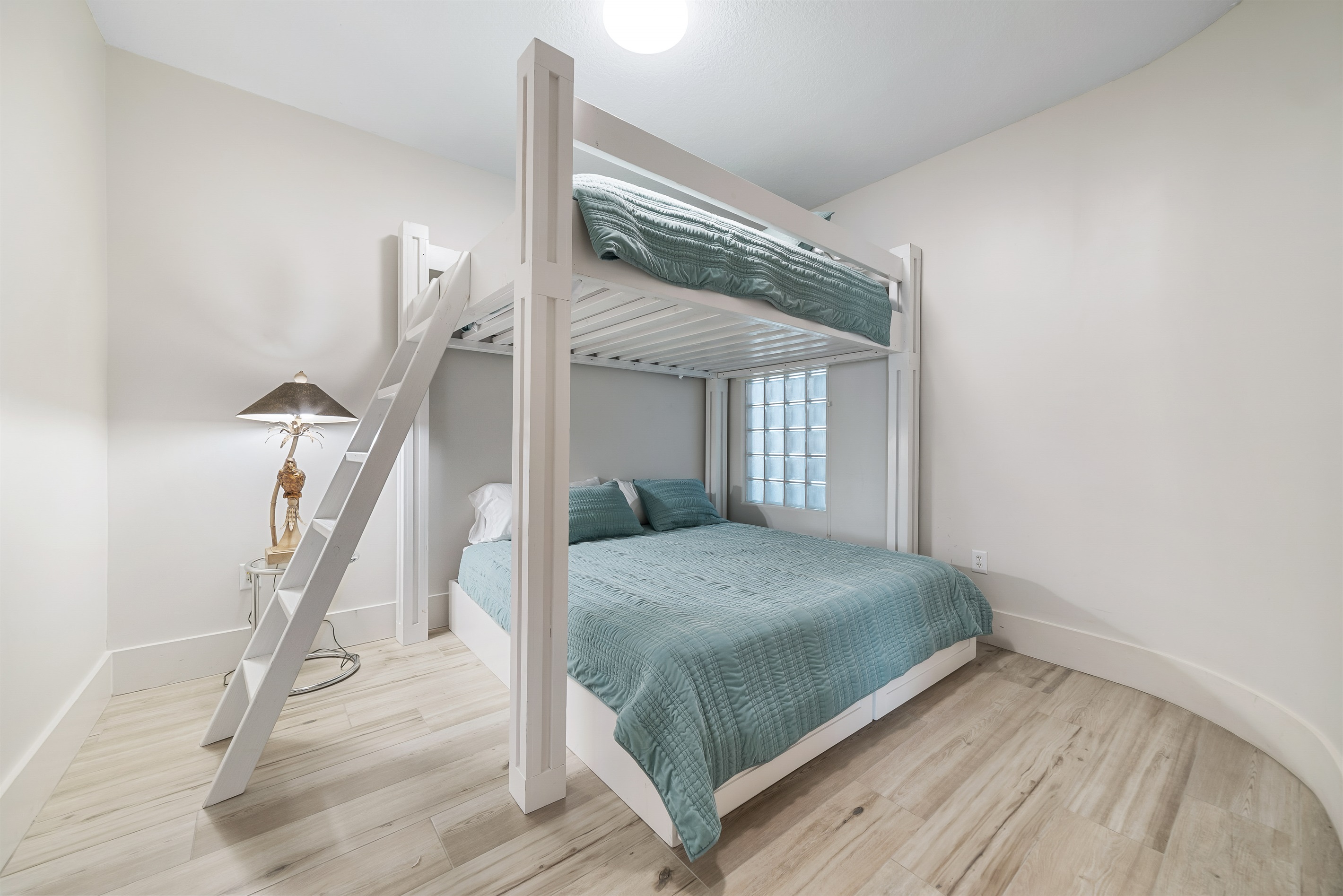 Perfect for families or groups, this bunk bed room provides a fun and functional space. The thoughtful design ensures comfort and convenience for all.