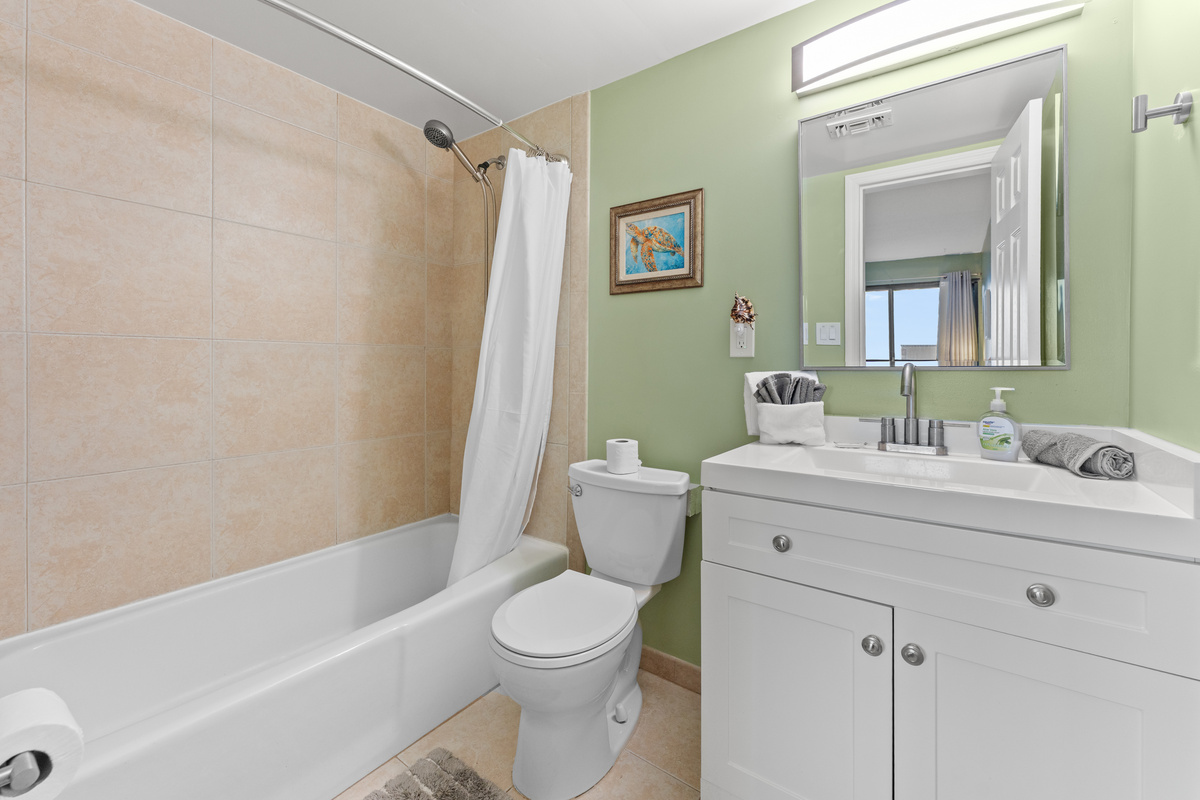 Main Bathroom with Tub/Shower combo