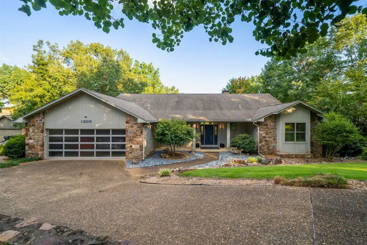 Beautiful Curb Appeal and Plenty of Parking!