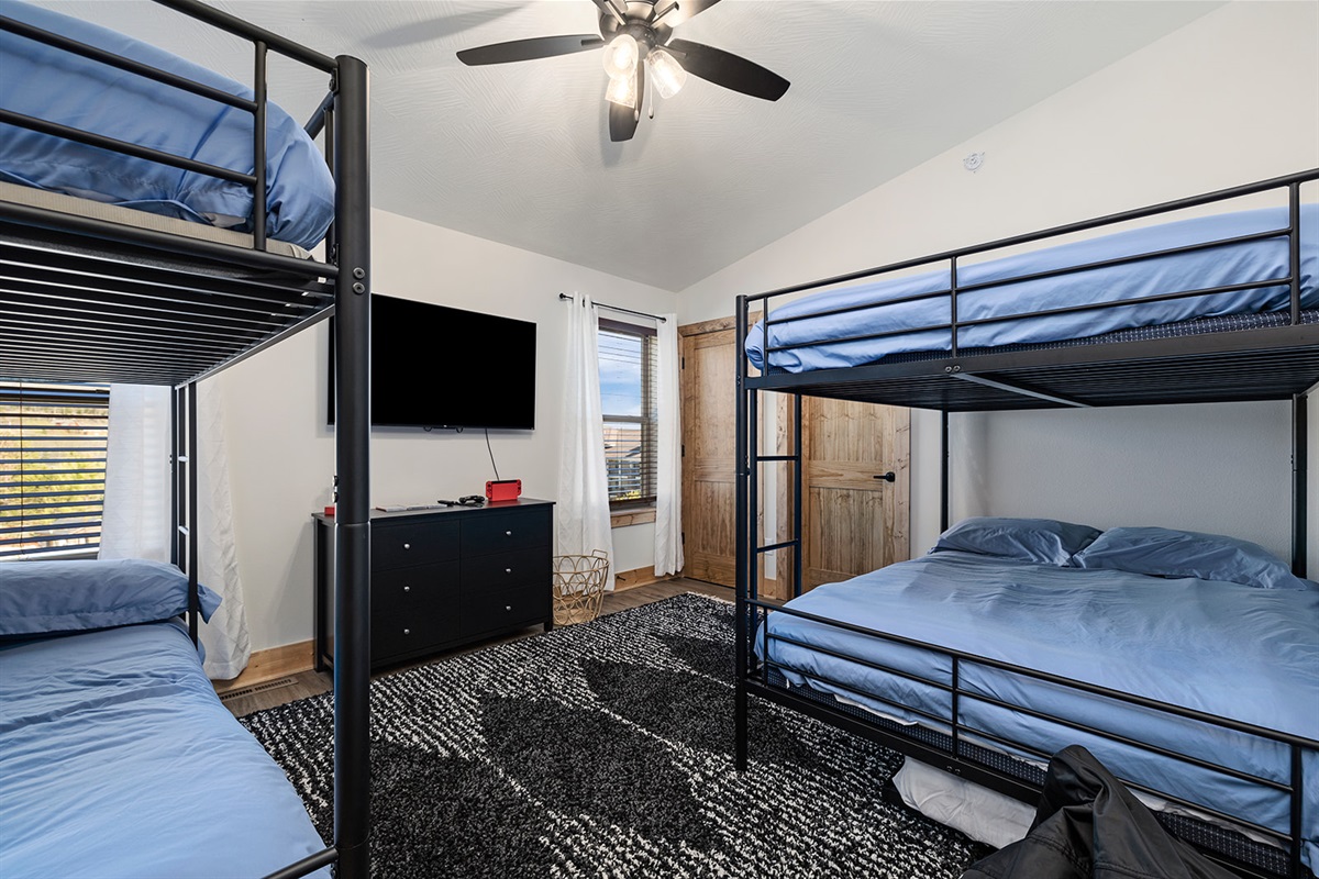 Upper level bunk room w/ ensuite bath