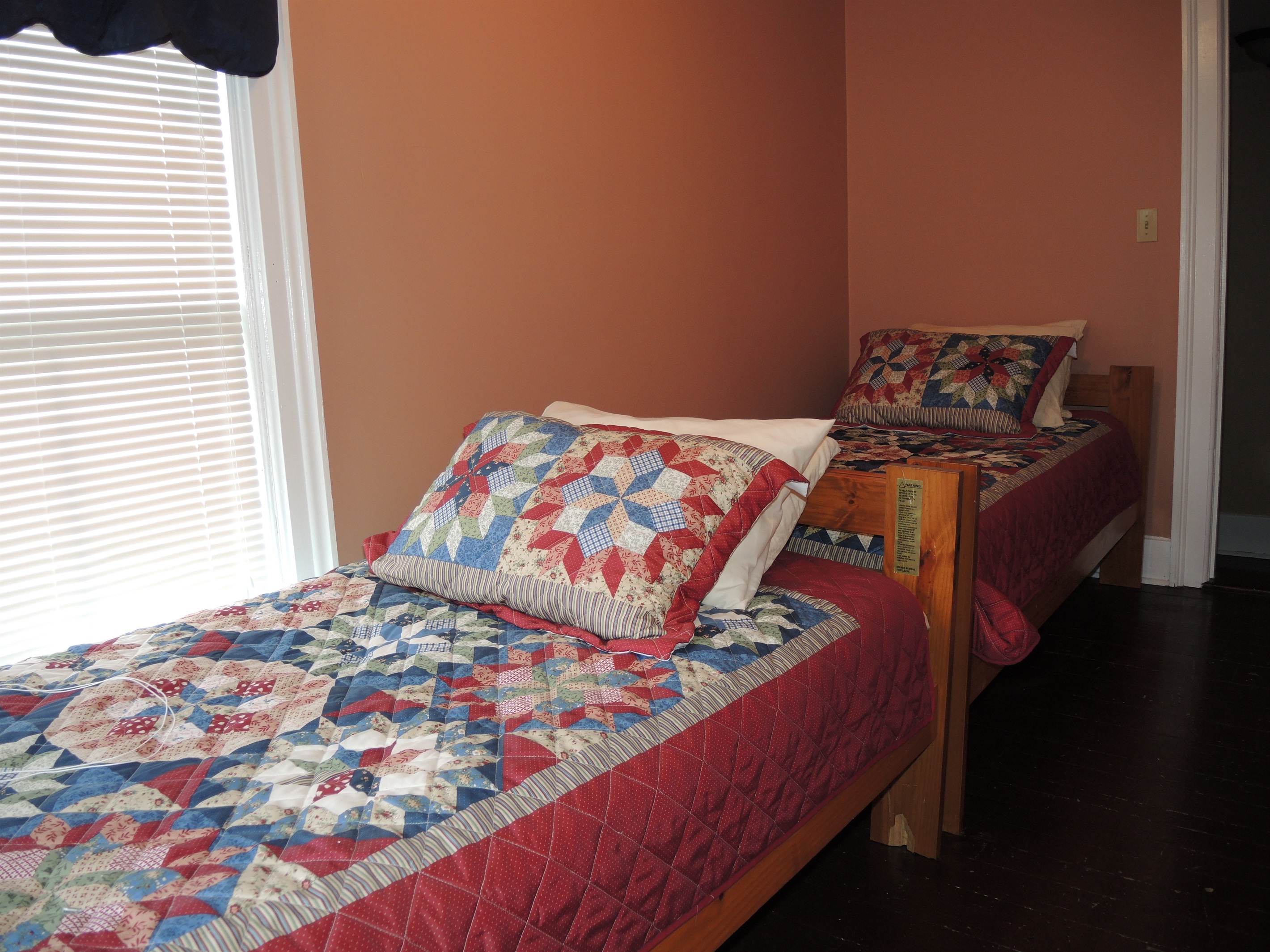 Doyle House - 2nd floor two twin beds