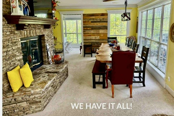 "Excellent host and location. Our large family enjoyed the ability to have a meal at the large table together, but also valued the split..." Angela (Dec. 2024)