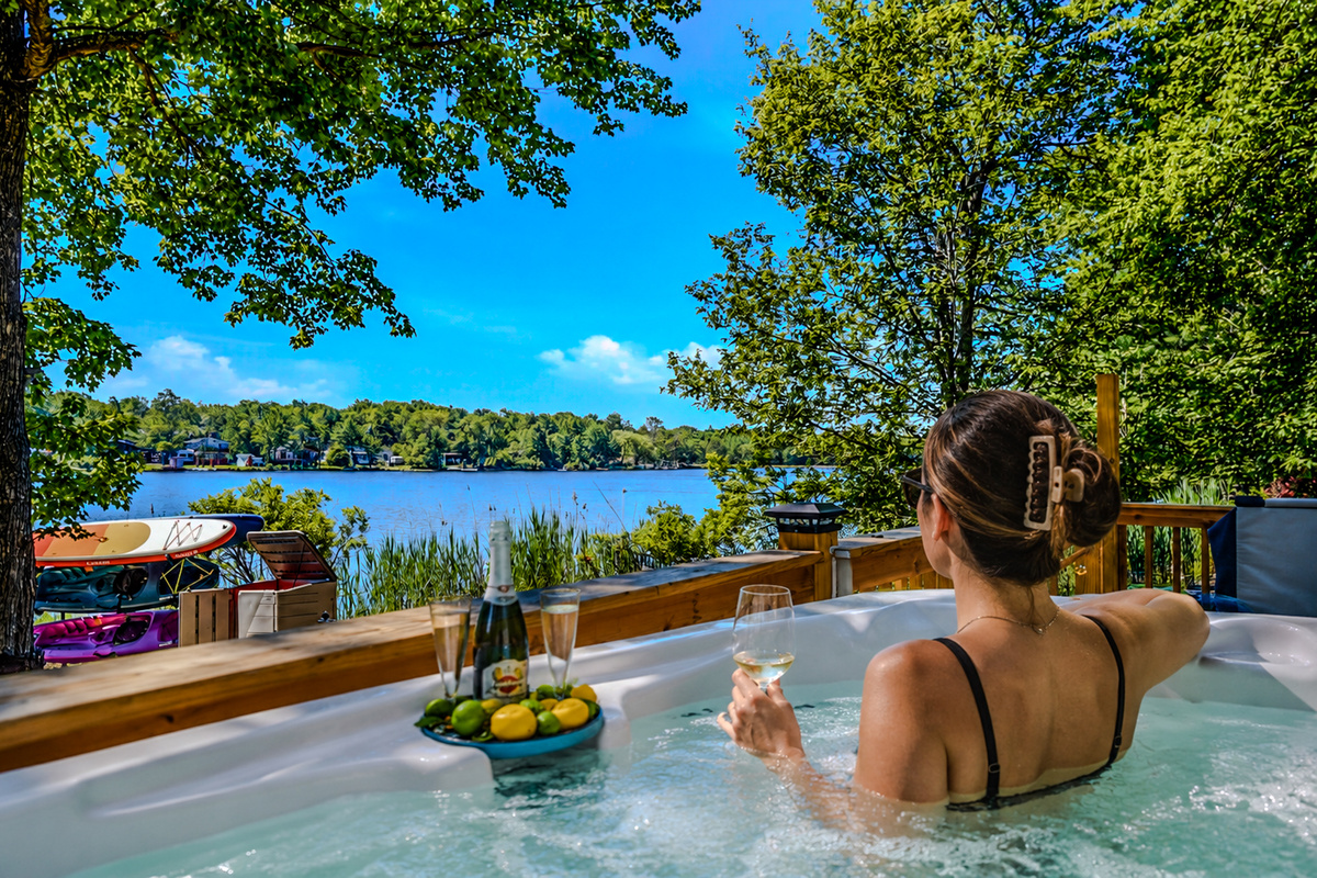 Soaking in the hot tub with lake views — the perfect way to unwind at Élevé