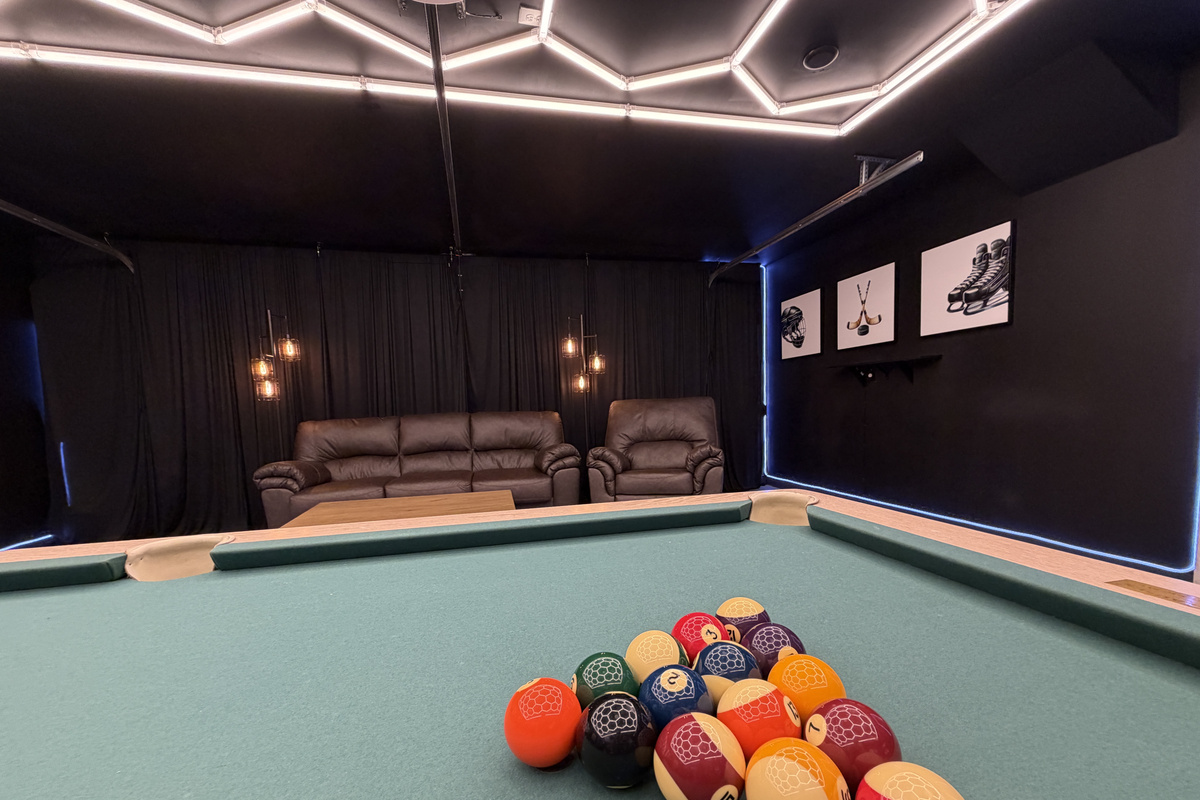 Garage Game Room. Arcade, Pool Table, Couch, Recliner 60" TV