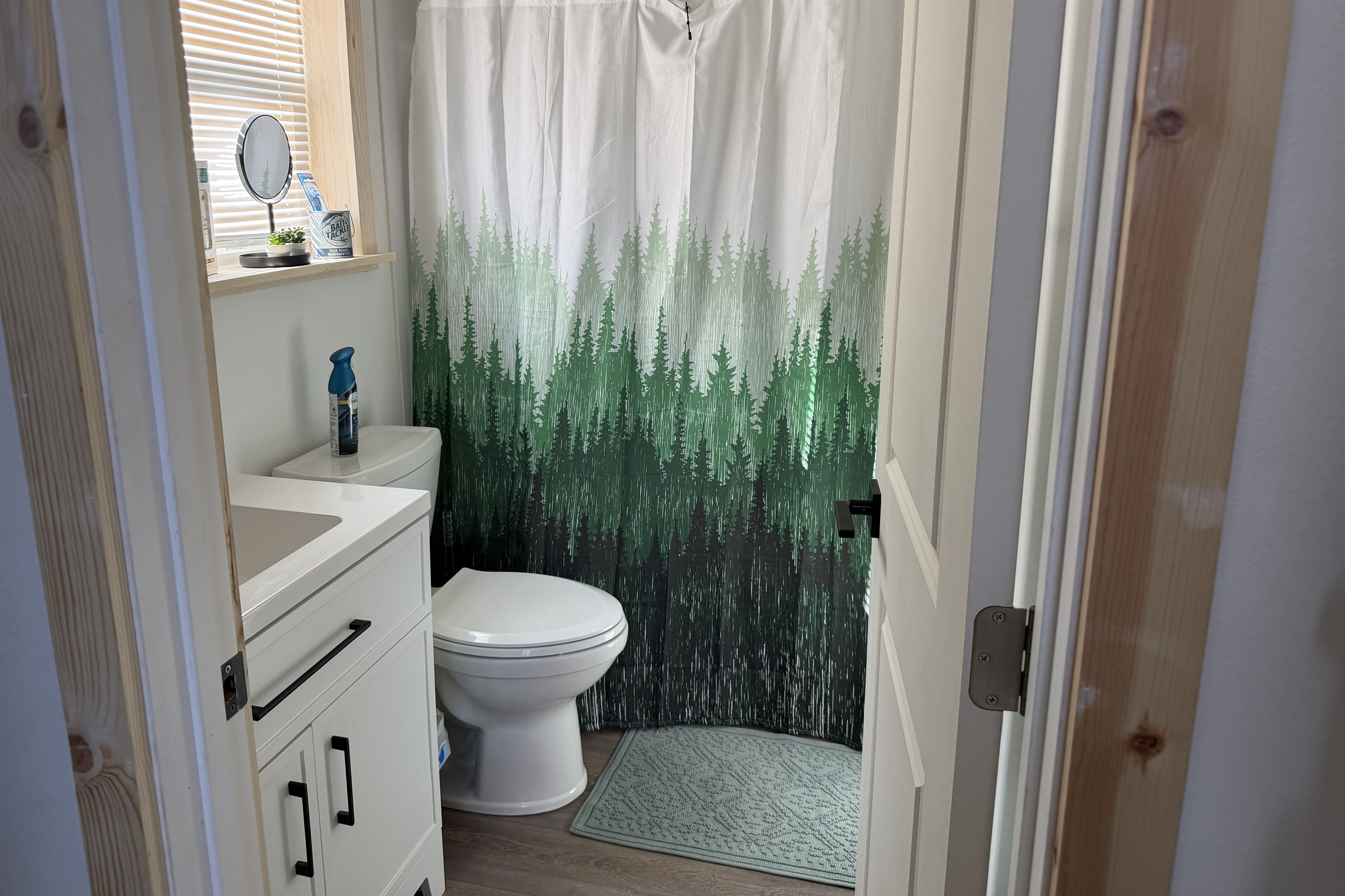 Full bath with vanity, toilet and tub/shower combo