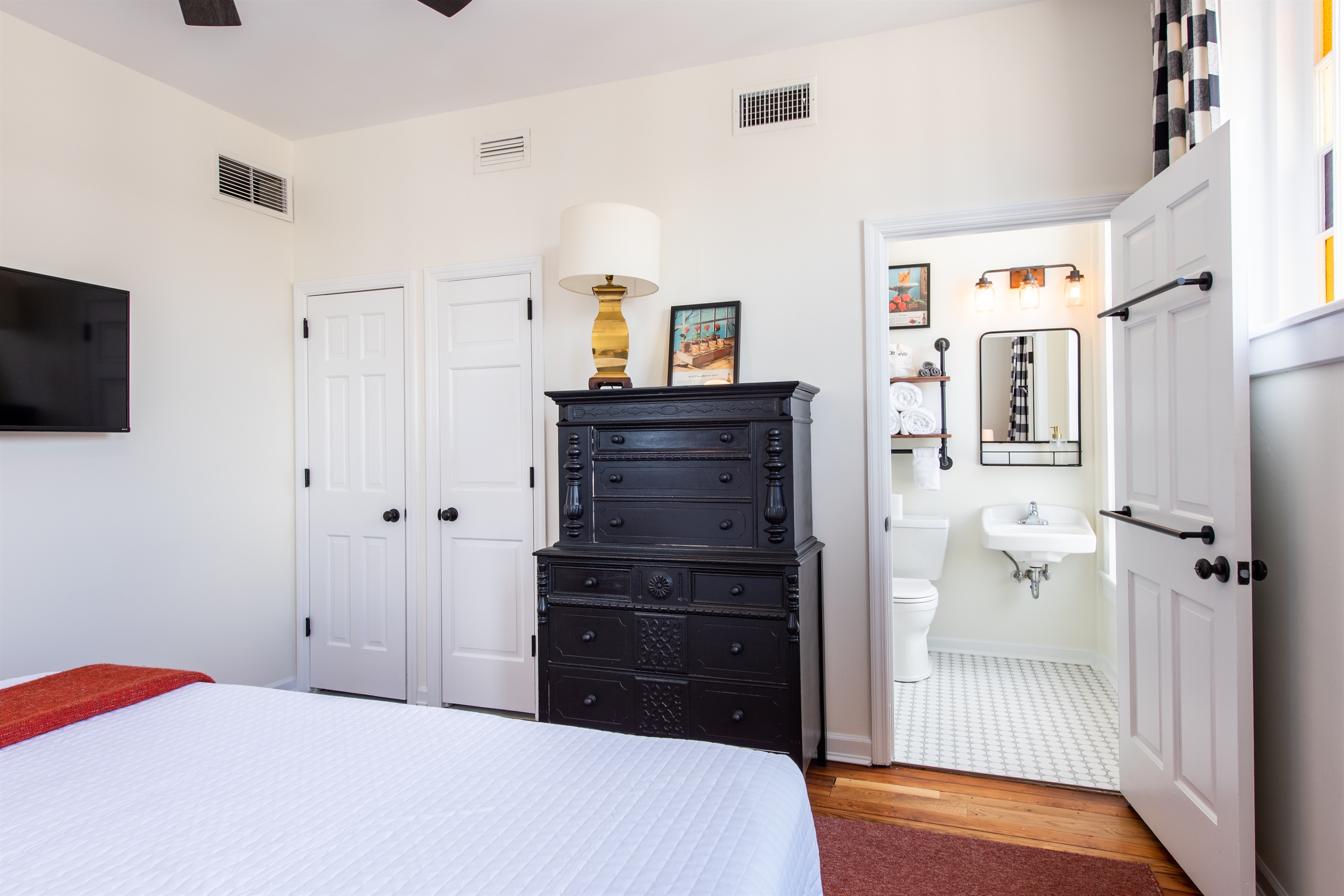 Four Roses Primary Bedroom, King Bed, Ensuite Fully Renovated Bathroom, Closet, White Noise Machine.