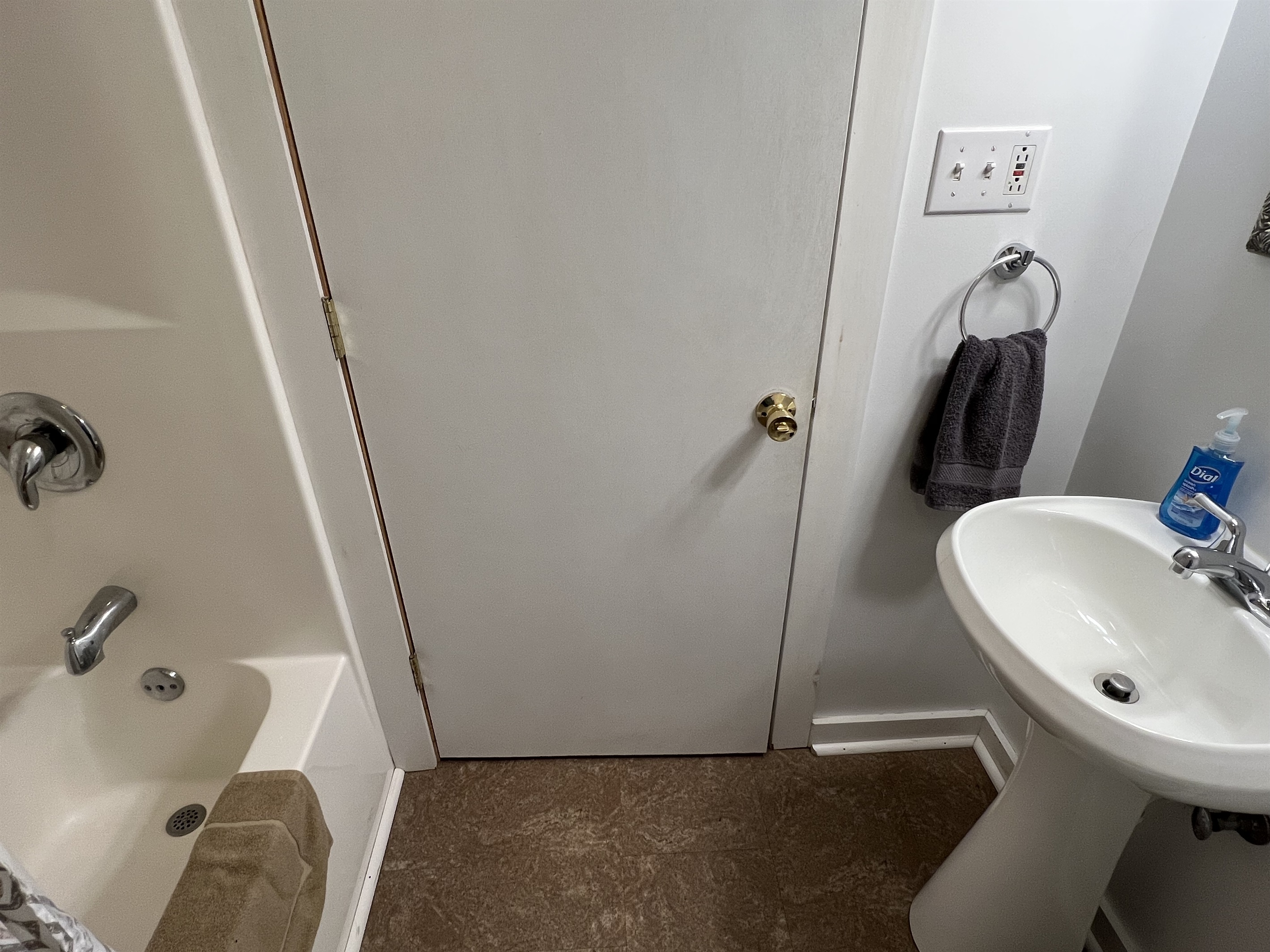 Sunnyside Apt 2 on suite full bathroom.