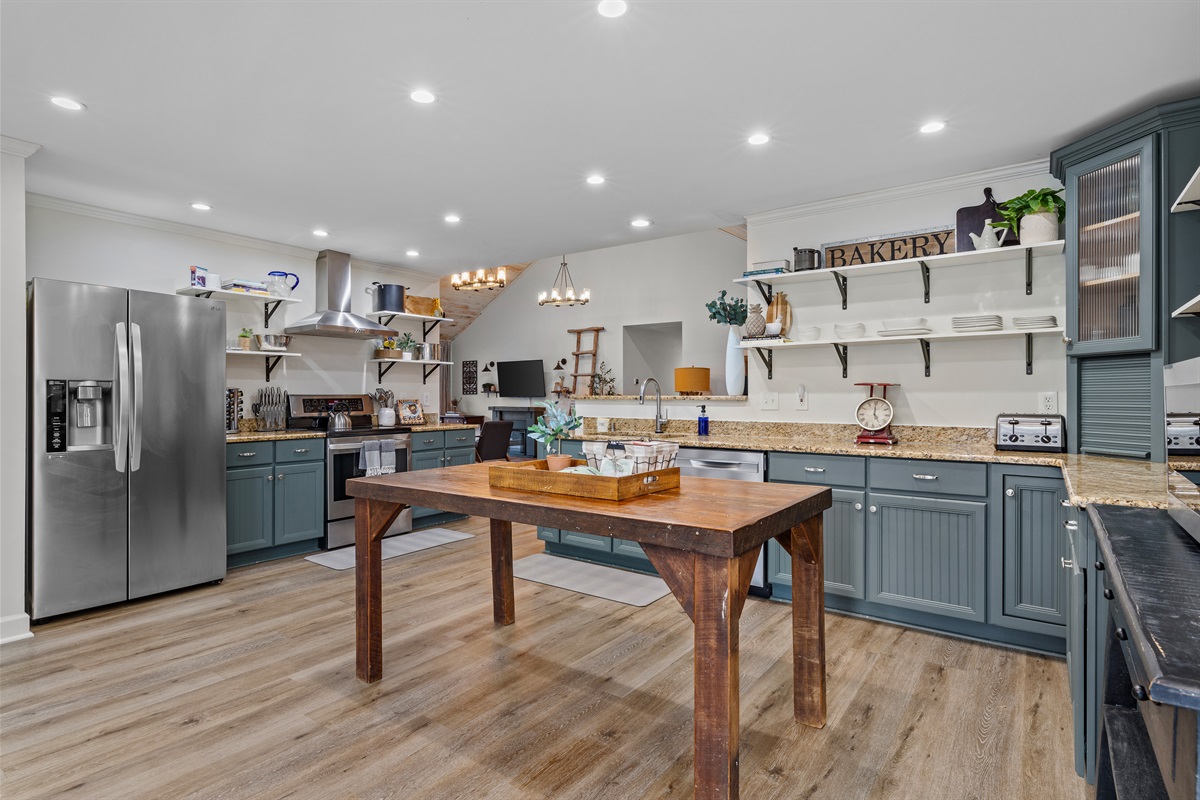 Well equipped kitchen to prepare meals at the home.
