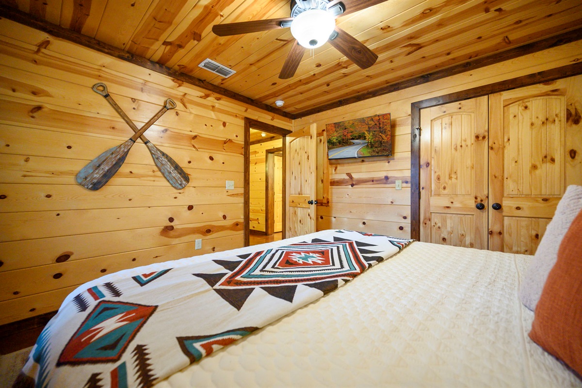 🌲 Rustic accents + soft textures = pure comfort