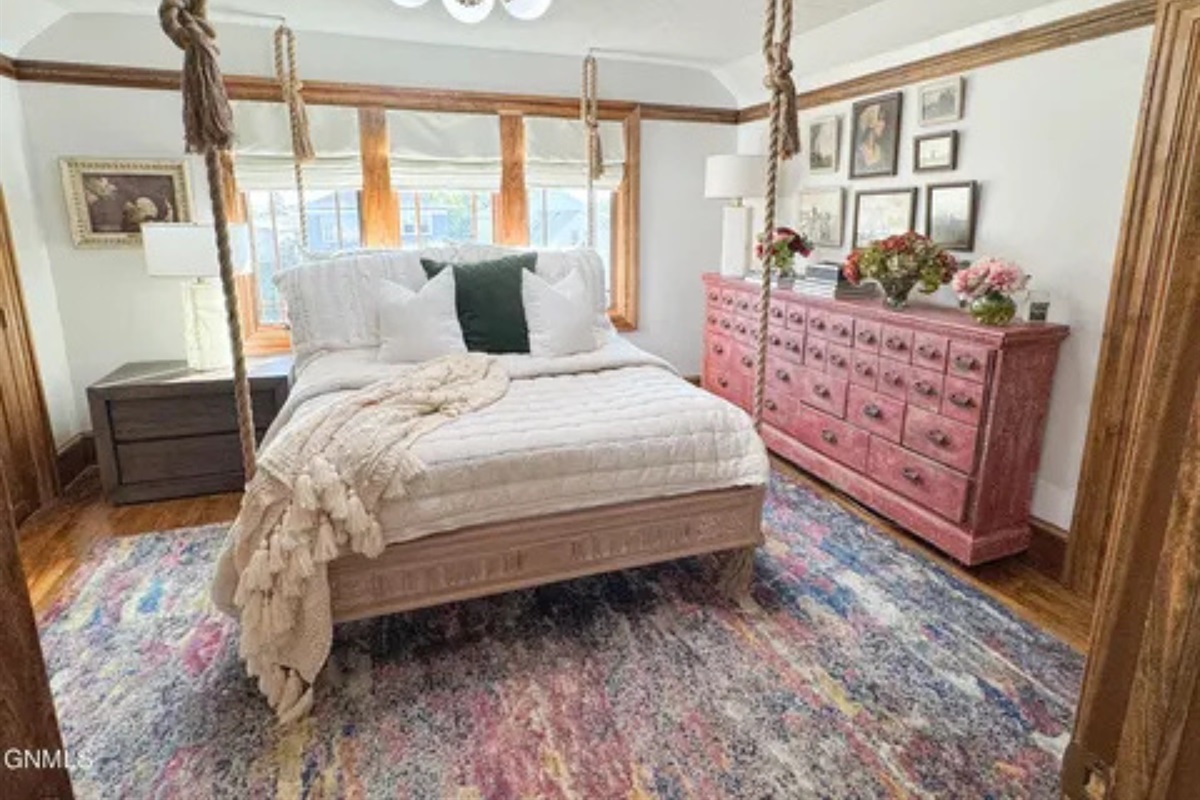 With the colorful rug and soft bedding, this room feels both fun and relaxing.