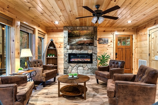 Another angle of the living room providing direct access to the deck and multiple big windows that blurs the indoor/outdoor feel throughout your stay.