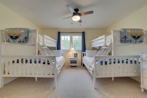 Bunk Room - Queen / Twin XL Bunks