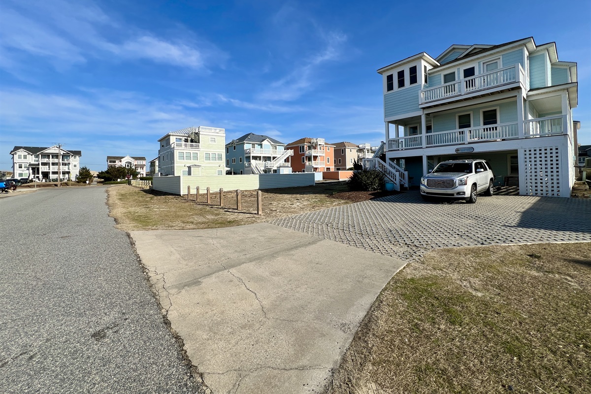 Plenty of parking in the driveway, even for large vehicles