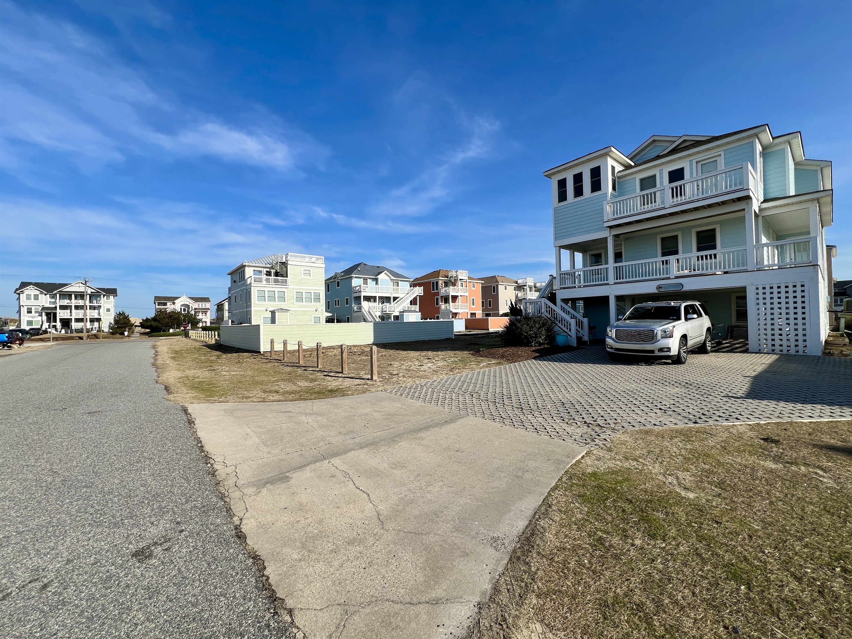 Plenty of parking in the driveway, even for large vehicles