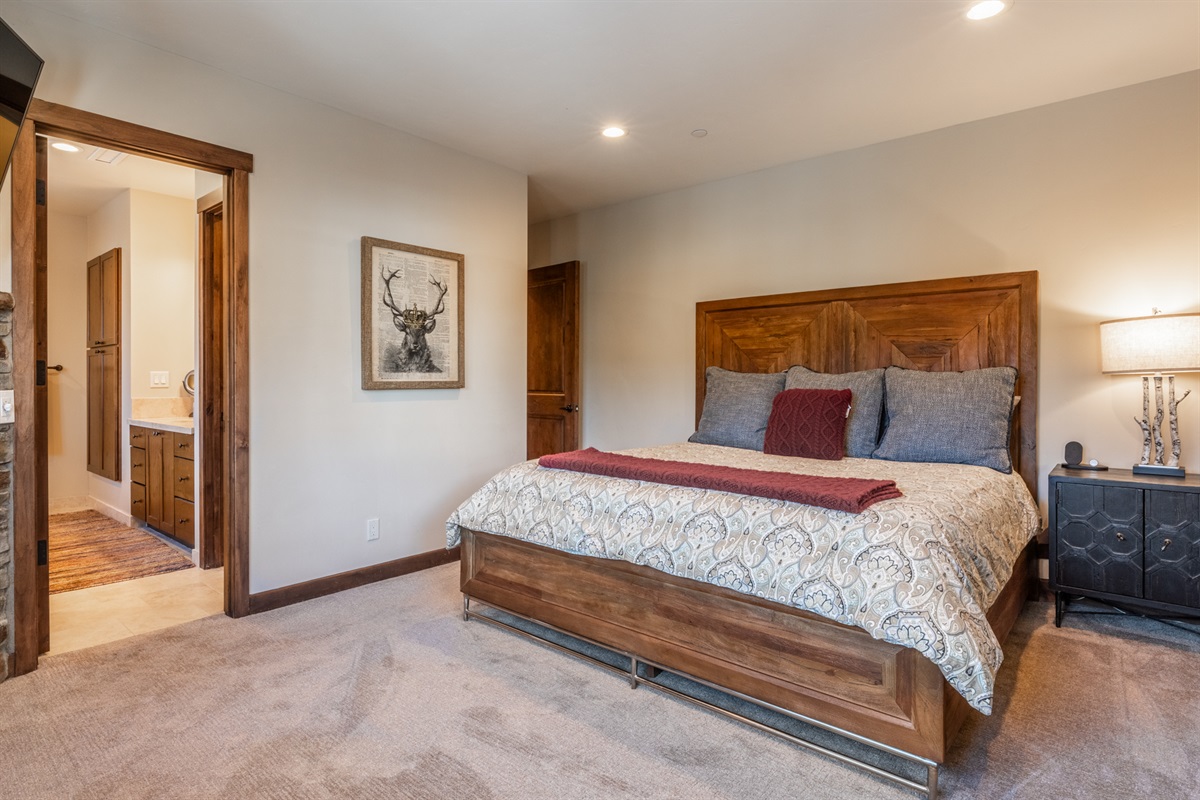 Interstellar | Bear’s Den (#6)
A comfortable king suite offering a quiet retreat within the home.