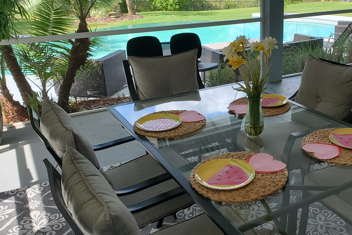 Outdoor dining at Sunset Cove