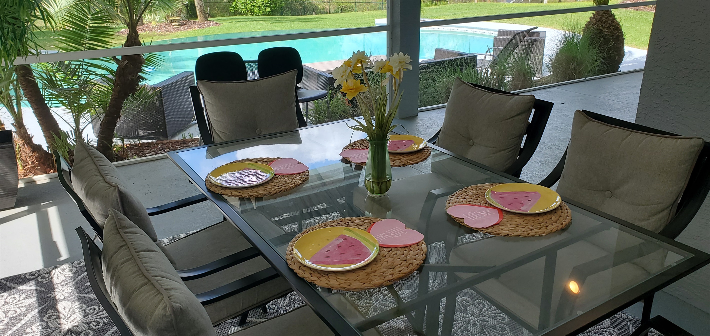 Outdoor dining at Sunset Cove