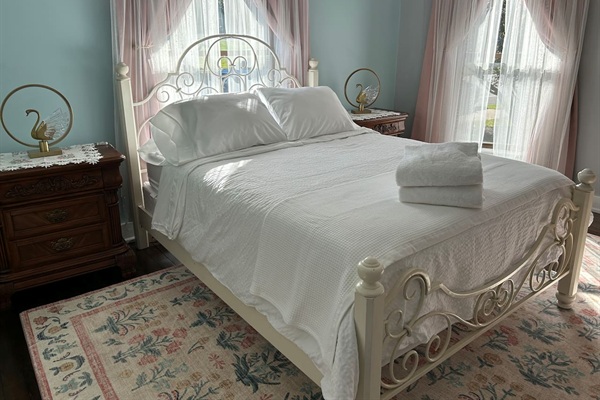 Brand new queen memory foam mattress, two tempur-pedic and two soft pillows, extra linens.