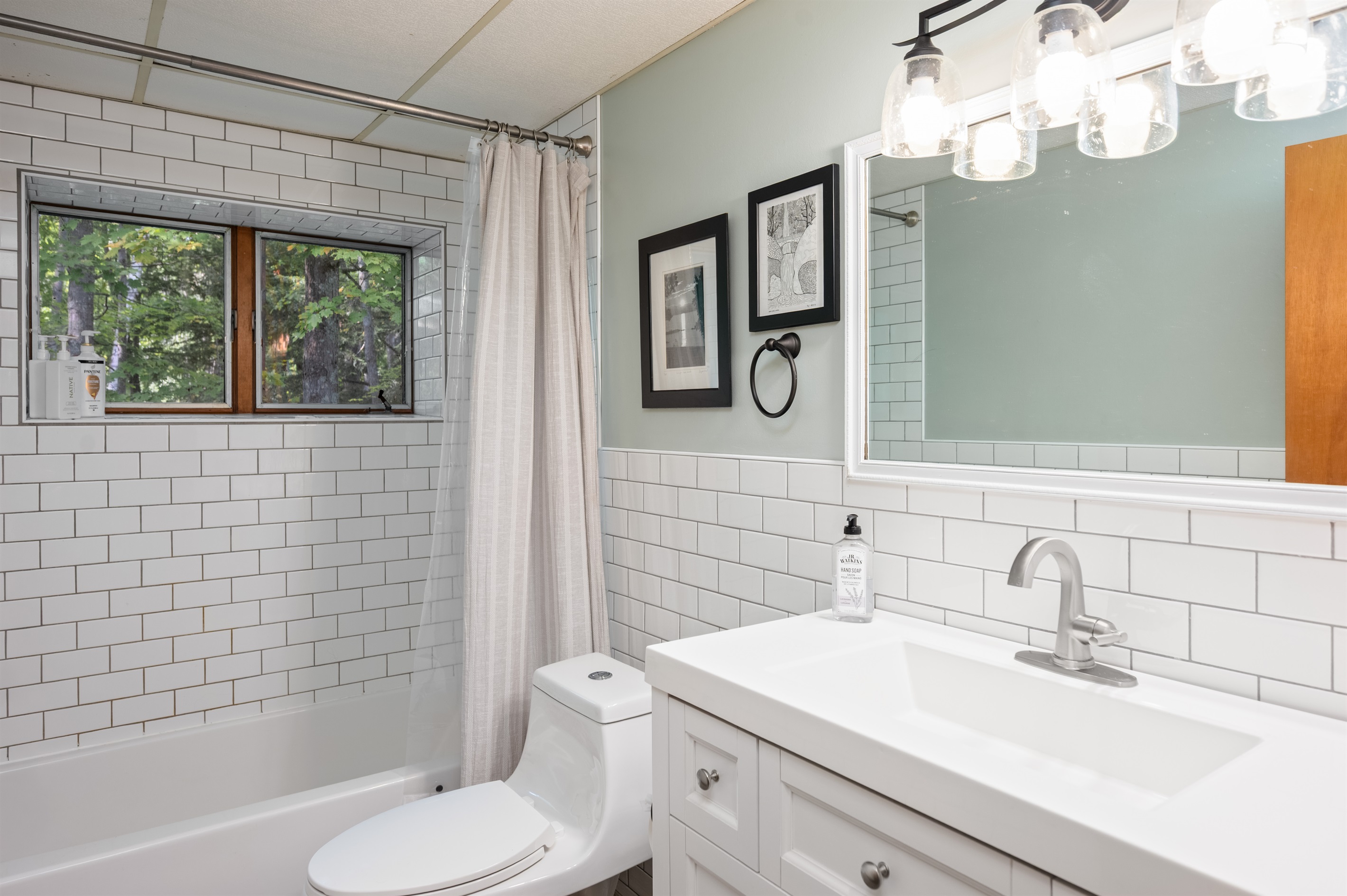 Upstairs full bathroom with shower/tub combo