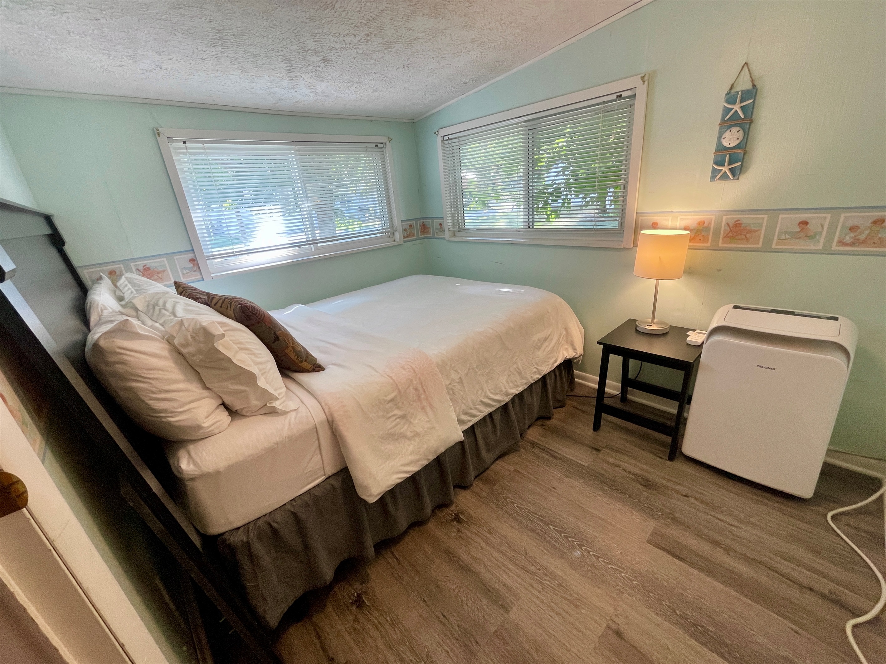 Full bed with portable AC