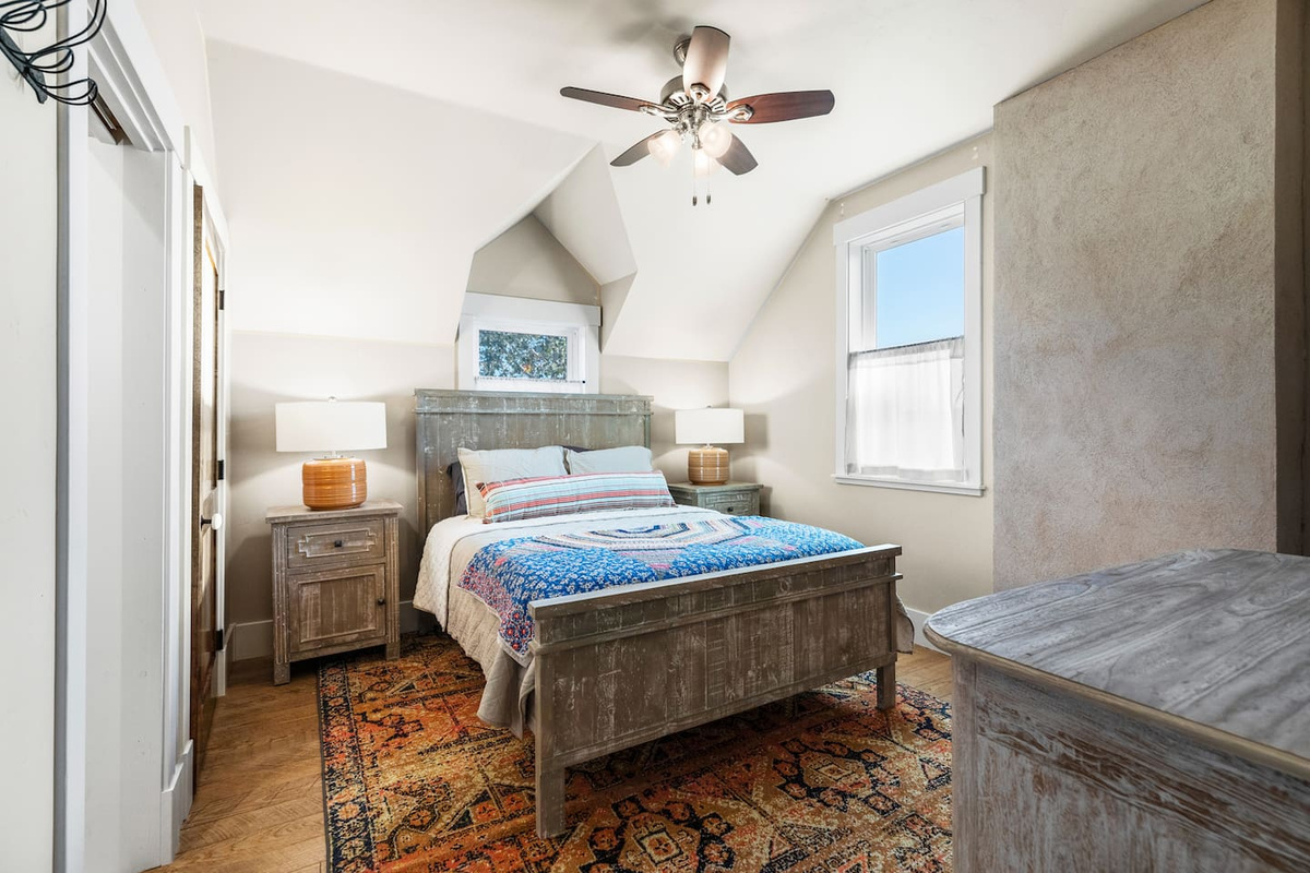 Upstairs bedroom with queen bed shares a jack+jill bathroom with the bedroom with 2 twin beds
