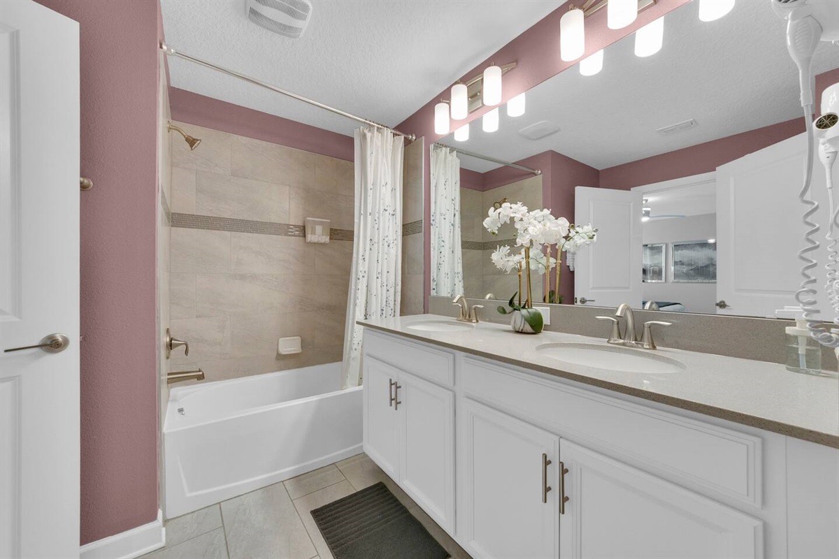 Master bedroom en-suite bathroom