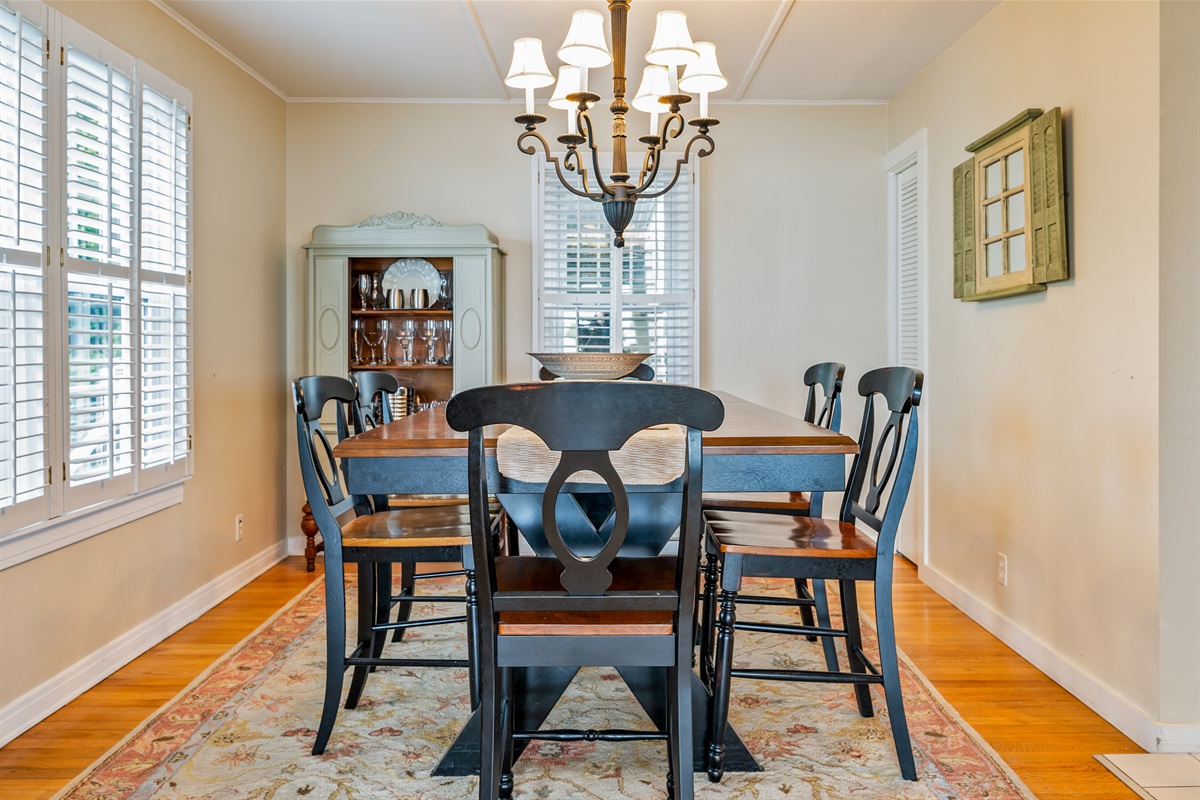Host memorable meals in this classic dining room with seating for eight and beautiful natural light 🍽️🕯️🌿