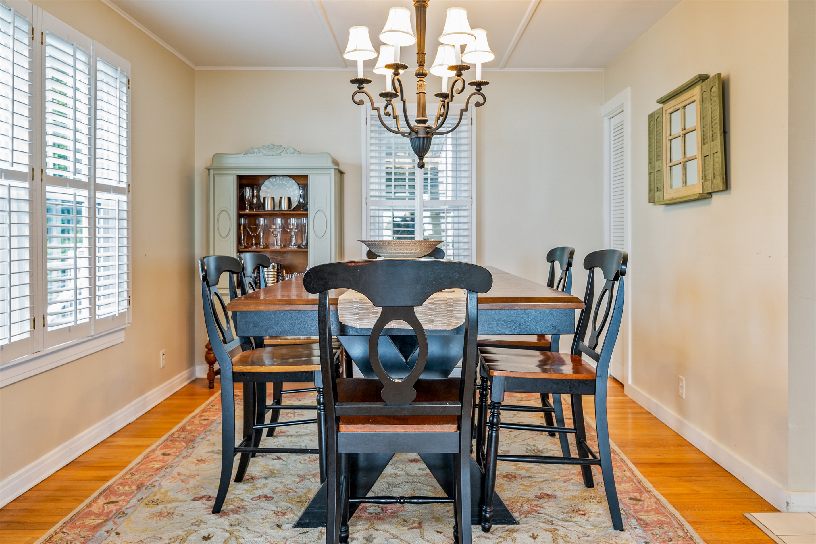 Host memorable meals in this classic dining room with seating for eight and beautiful natural light 🍽️🕯️🌿